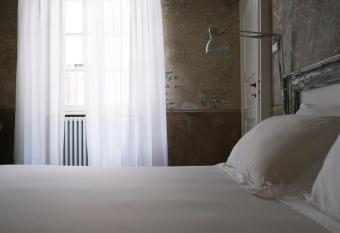 Palazzo Albricci Peregrini has rooms with a private hot tub