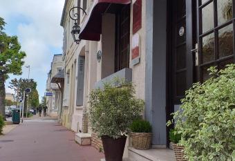 H  tel Le Chantilly allows 18 year olds to book a room