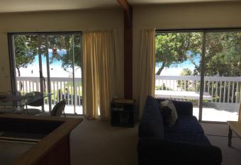 Edgewater Motel has rooms with a private hot tub