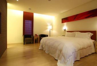 Elan-Motel has rooms with a private hot tub