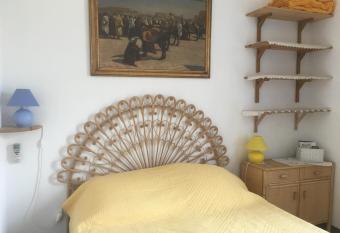 La Benvingude - Chambre double allows 18 year olds to book a room