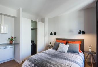 Hyper centre chambre au calme allows 18 year olds to book a room