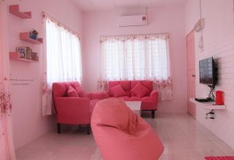 MILU Homestay - Kuala Selangor has Balcony rooms