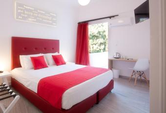 Acqua Vatos Paros Hotel allows 18 year olds to book a room