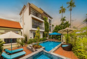 HA Gateway Inn Hoian Pool Villa has rooms with a private hot tub