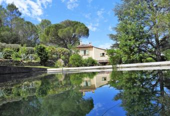 Le Mas des Oliviers has Balcony rooms