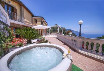 Villa Costanza sorrento has Balcony rooms