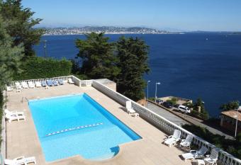 Association Villa Saint Camille allows 18 year olds to book a room