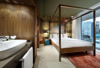 Hotel SB Glow Sup has rooms with a private hot tub