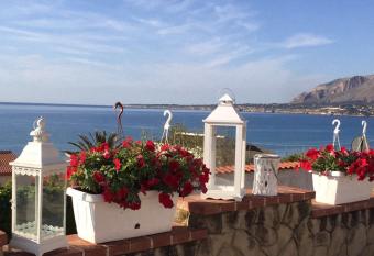 Villa sul mare Palazzolo has Smoking/Balcony rooms