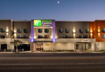 Holiday Inn Express & Suites Chatsworth By IHG has rooms with a private hot tub
