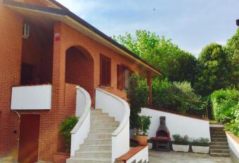 Villa near Milan & Rho Fiera allows 18 year olds to book a room