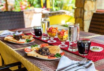 La Terraza Guest House B&B has Balcony rooms