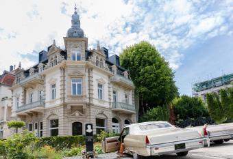 Hotel Villa Grunewald allows 18 year olds to book a room