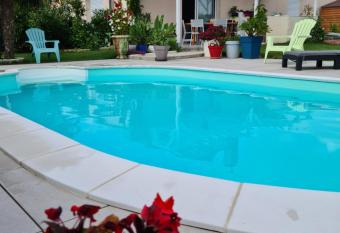 Le Pavachon 2 logements s  par  ments de 2    5 couchages, piscine familiale chauff  e, 3 min du Puy du Fou Les Epesses has Balcony rooms