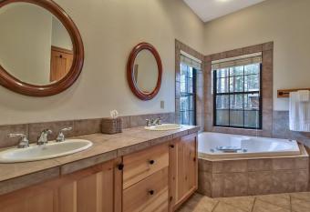 Black Bear Lodge has rooms with a private hot tub