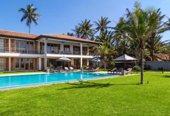 The Boat House has Balcony rooms