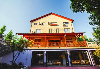 Moganshan Qiyu Sport Guesthouse has Balcony rooms