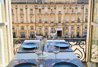 Host inn Lyon - Appartement de Luxe aux Terreaux & Jacuzzi allows 18 year olds to book a room