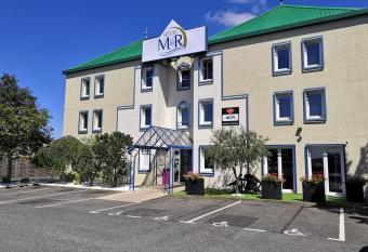 H  tel M&R allows 18 year olds to book a room