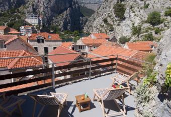 Hostel Omi   allows 18 year olds to book a room