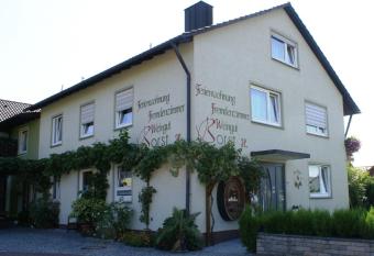 Weingut und Gastehof Borst has Balcony rooms