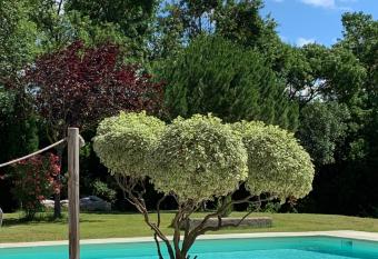 Le Jardin de LaCoste has rooms with a private hot tub