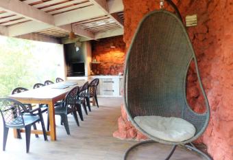 Domaine des Brugui  res has rooms with a private hot tub