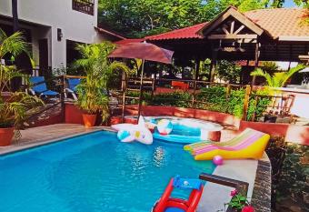 Villa Bayacanes con piscinas privadas has rooms with a private hot tub