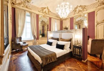 Palazzo Del Carretto-Art Apartments and Guesthouse allows 18 year olds to book a room