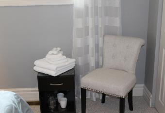 Water's Edge B & B has Balcony rooms