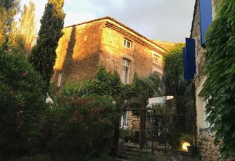 Les Aigui  res en Provence has Balcony rooms