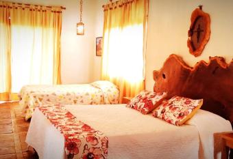 Hotel del Campo has rooms with a private hot tub