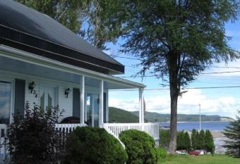 G  te de la colline allows 18 year olds to book a room