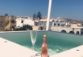 Santorini   s Diamond Houses has rooms with a private hot tub