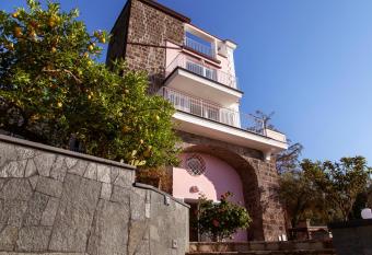 Antonio Massa Lubrense has Balcony rooms