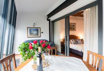 Aparthotel Hornigold  allows 18 year olds to book a room