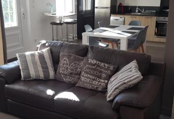 La Maison Des Chiens Rouges has Balcony rooms