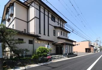 Business Ryokan Iroha allows 18 year olds to book a room