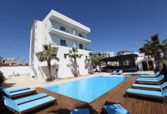 Kuburi Hotel has Smoking/Balcony rooms