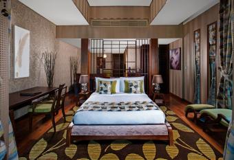 Reef Boutique Hotel has rooms with a private hot tub