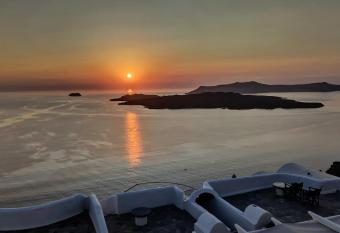 Villa Thiranthemis allows 18 year olds to book a room