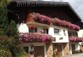 Chalet Sandy has Balcony rooms