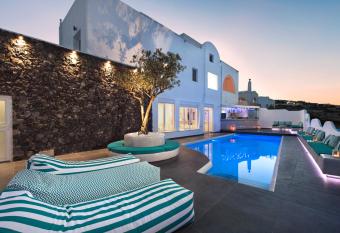 Gianna Suites has rooms with a private hot tub