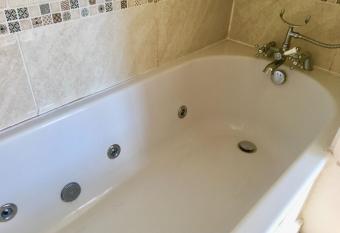 The Highwayman Hotel has rooms with a private hot tub