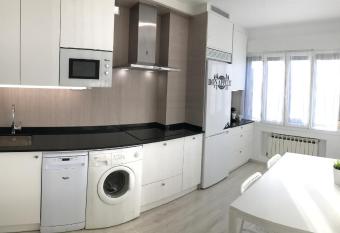 Lindux Apart Pamplona has Balcony rooms