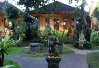 Hai Homestay has rooms with a private hot tub