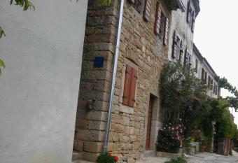 Apartment Staleta Tartuf has rooms with a private hot tub