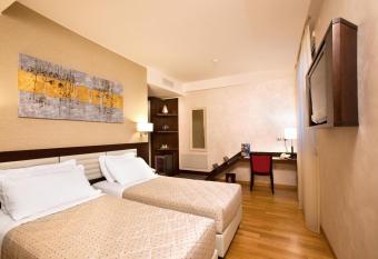 Breaking Business Hotel has rooms with a private hot tub