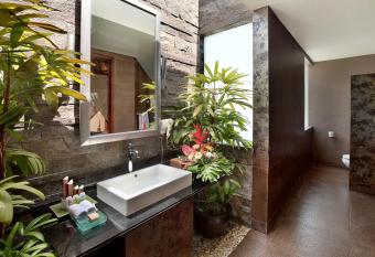 Kanishka Villas has rooms with a private hot tub